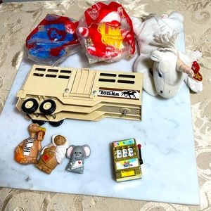 Lot of mixed vintage toys. Tonka horse trailer, McDonald toys, E.T. Figurines